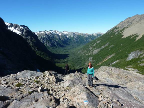 A caminho da Laguna Témpanos. Ao fundo, o vale que caminhamos por quase 5 horas para chegar ao refúgio San Martín, região de Bariloche, na Argentina